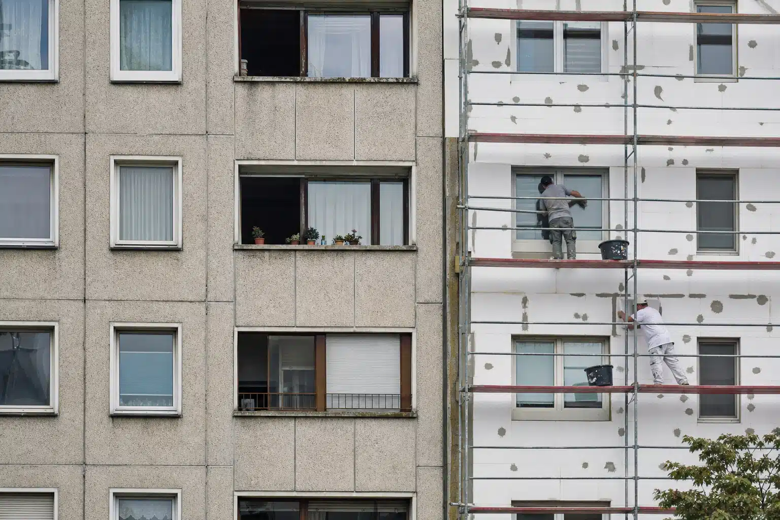 Échafaudage et ouvrier rénovant une façade d'immeuble